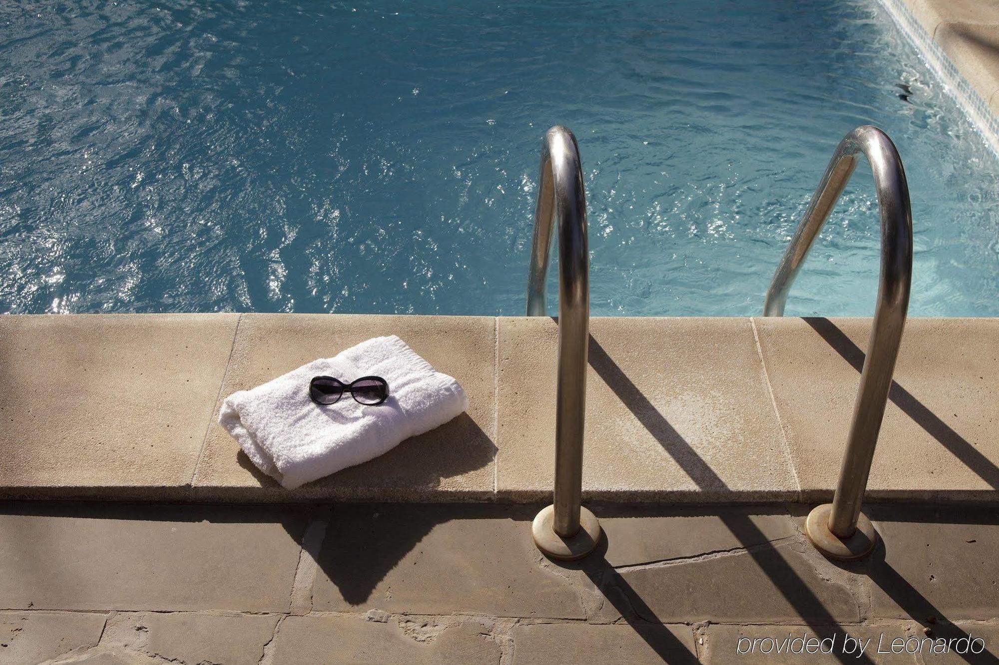 E&O Residences Куала-Лумпур Экстерьер фото A towel at a pool